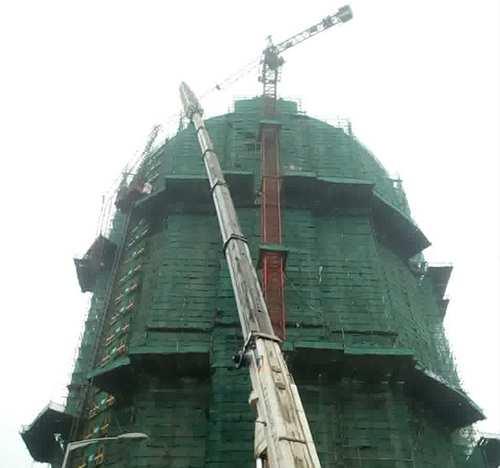 民乐吊车在工地上作业